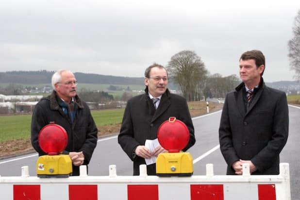 Landrat Thomas Gemke (Mitte) und die Bürgermeister Antonius Wiesemann (Neuenrade, links) und Hubertus Mühling gaben den Streckenabschnitt zwischen Garbeck und Küntrop frei (Foto: Erkens/Märkischer Kreis).