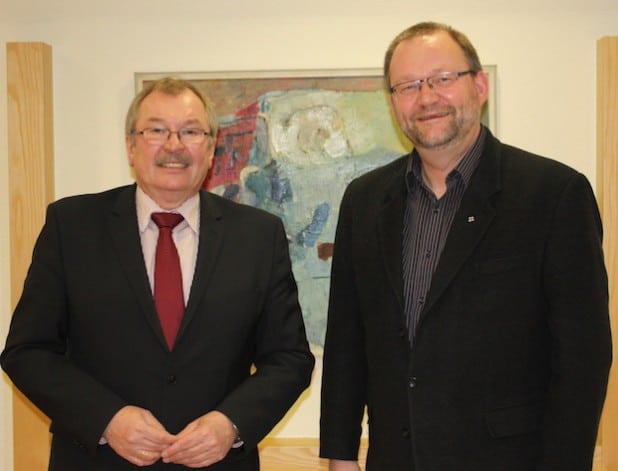 Landrat Frank Beckehoff (links) und Dechant Andreas Neuser nach dem gemeinsamen Gespräch (Kreis Olpe) - Foto: Kreis Olpe.