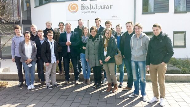 Die Junge Union Hochsauerland zu Gast im Kinder- und Jugendhospiz Balthasar in Olpe. Geschäftsführer Rüdiger Barth (8.v.l.), Pressesprecherin Lisa-Marie Scherer (10.v.l.) und JU-Kreisvorsitzender Thomas Becker (9.v.l.) - Foto: Marcel Tillmann.