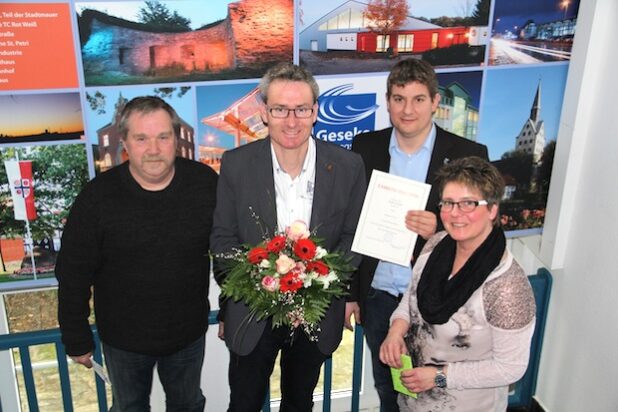 Bürgermeister Dr. Remco van der Velden gratulierte Hubertus Peitz (2.v.l.) zum 25-jährigen Dienstjubiläum bei der Stadt Geseke. Den Wünschen schlossen sich Personalratsmitglied Ulrich Tölke (l.) und Gleichstellungsbeauftragte Birgit Dobbels (r.) an (Foto: Stadt Geseke).