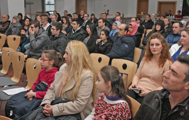 Viele Neubürger hatten Familienangehörige mit ins Gertrud-Bäumer-Berufskolleg gebracht (Foto: Hendrik Klein/Märkischer Kreis).