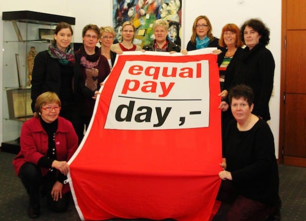 Zeigen gemeinsam Flagge: Die Gleichstellungsbeauftragten im Kreis Soest setzen sich für die Entgeltgleichheit zwischen Frauen und Männern ein (Foto: Franken/ Stadt Lippstadt).