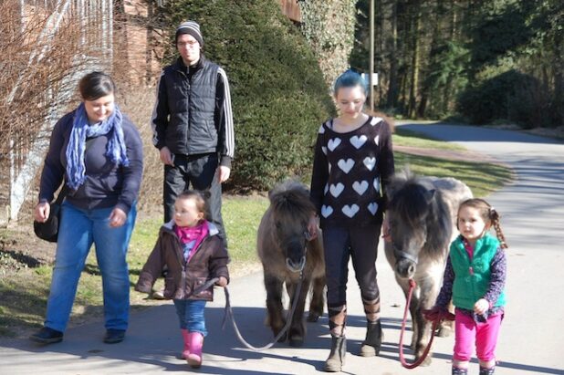 Beim Ausführen der Ponys waren die Kleinen ganz groß dabei (Foto: Stadt Lippstadt).