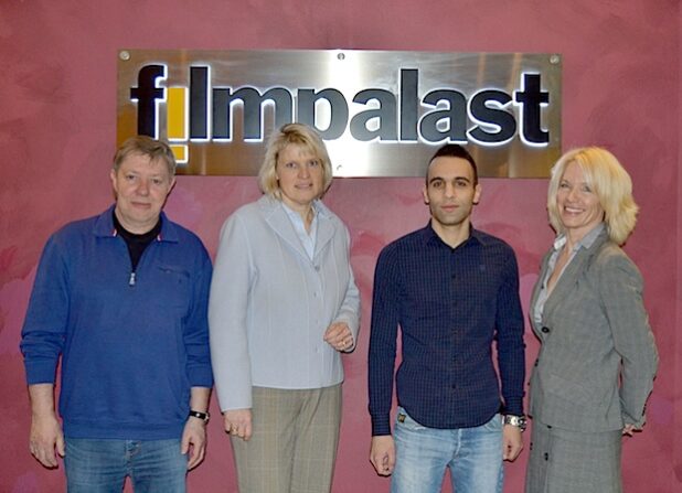 Von links: Jürgen Lensing (Jugendschutz Stadt Iserlohn), Katrin Brenner, Erste Beigeordnete und Leiterin des Ressorts Generationen und Bildung der Stadt Iserlohn, Kadir Alural und Carola Knode (beide Filmpalast Iserlohn) laden zum Besuch des Films „Elser“ ein (Foto: Stadt Iserlohn).