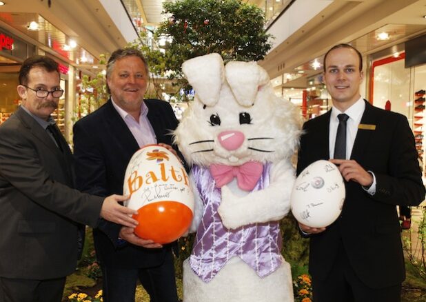 Rainer Kessler (Agentur Eventmaskottchen), Rüdiger Barth (Kinder- und Jugendhospiz Balthasar, und Patrick Homm (Center Manager City-Galerie Siegen) - Foto: City-Galerie Siegen
