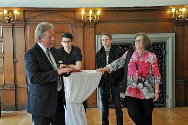 Franz Gausemeier (l.) spricht auf Englisch und Italienisch beim Besuch der Austauschschüler aus Italien im Alten Rathaussaal (Foto: Stadt Lippstadt).