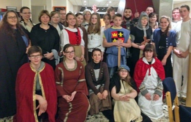 Ein Highlight der Jugendgruppenleiterschulung war das Mittelalterliche Spektakulum, bei dem die Teilnehmer Kostüme trugen (Foto: Kreis Soest).