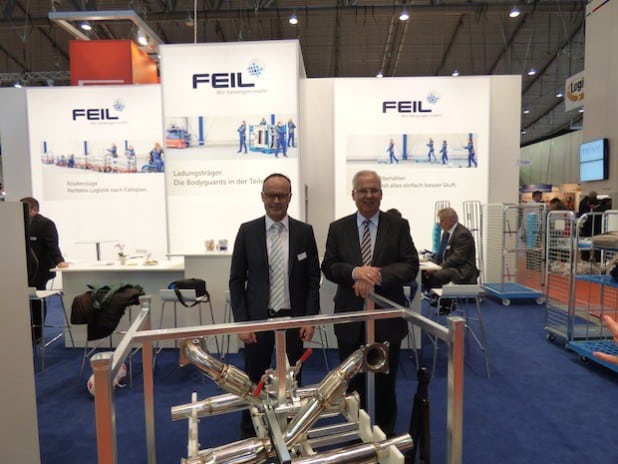 Landrat Dr. Karl Schneider (r.) mit Geschäftsführer Heinrich Jostkleigrewe am Stand der Feil GmbH aus Bestwig-Nuttlar (Foto: Pressestelle Hochsauerlandkreis).