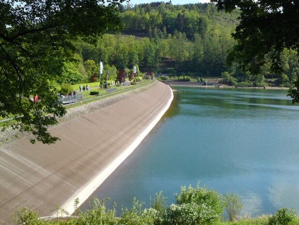 Der Hennestaudamm - Foto: Tourist-Info Meschede