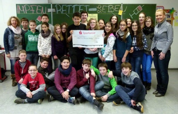 Dr. Ivonne Kannengießer (r.) übergibt den 100-Euro-Scheck für die Klassenkasse der 7a der städtischen Realschule Marsberg (Foto: HSK).