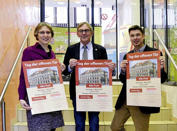 Laden zum Tag der offenen Tür am 7. März in die „Alte Post“ ein (v.l.): Astrid Lindner, Leiterin der Verbraucherberatungsstelle Iserlohn, Bürgermeister und Kulturressortleiter Dr. Peter Paul Ahrens und Stadtarchivar Rico Quaschny (Foto: Stadt Iserlohn).