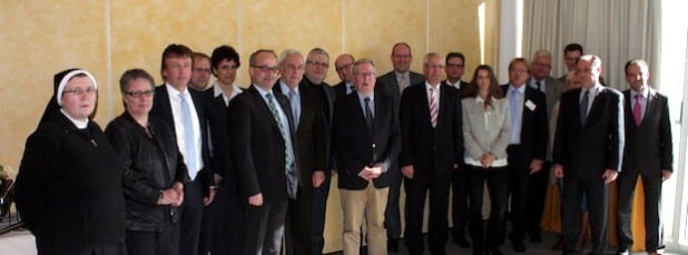 Landrat Dr. Karl Schneider (9.v.r.) mit Dr. Karl Blum (3.v.l.) und den Trägervertretern und Geschäftsführungen der neun Krankenhäuser im Hochsauerlandkreis (Foto: Pressestelle HSK).