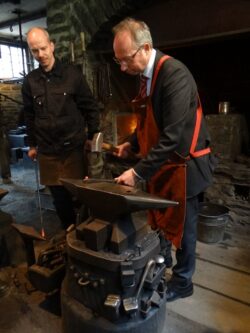 Schlagfertig: Bei seinem ersten Besuch als LWL-Direktor im LWL-Freilichtmuseum Hagen schmiedete Matthias Löb einen Nagel (Foto: LWL).