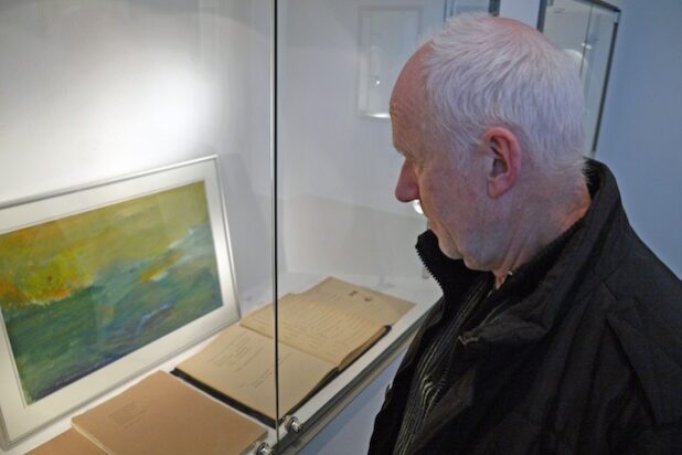 Christoffer Sonnen vor eigenen Texten in der Ausstellung der Städtischen Galerie im Rathaus (Foto: Stadt Lippstadt).