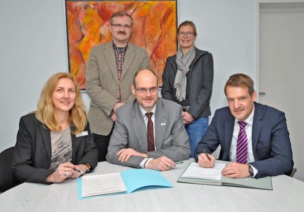In Anwesenheit der beiden Personalleiter (stehend) Jutta Kleegräfe (Stadt Lippstadt) und Peter Megger (Stadt Erwitte) unterzeichneten Karin Rodeheger, Bürgermeister Christof Sommer und Ralf Linnebur die öffentlich-rechtliche Vereinbarung (Foto: Stadt Lippstadt). 