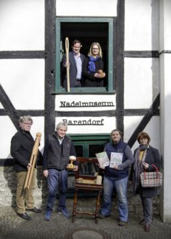 Laden zum Besuch des Nadelmarktes in Barendorf ein: Der stellvertretende Bürgermeister Thorsten Schick und Angelika Schäfer (oben) sowie Museumsleiter Gerd Schäfer und die Aussteller Gerd Bräunig, Ute Menze und Gertrud Stähler (v.l.) - Foto: Stadt Iserlohn.