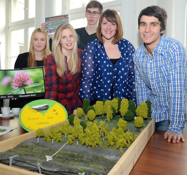 Stellten das Projekt „Bienen statt Schienen – Von der Bahnbrache zum Biotop“ der Bio-AG und des Projektkurses Biologie des Conrad von Soest Gymnasiums im Kreishaus vor (v.l.): Mayra Wiebers, Alexia Stadtmüller, Jonas Jäschke, Carla Heidbüchel und Niklas Kuchinke (Foto: Judith Wedderwille/Kreis Soest).