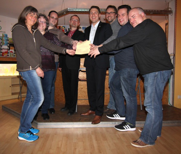 Kathrin Hassel (CVJM Salchendorf), Verena Gudelius (CVJM Altenseelbach), Tobias Schneider (CVJM Neunkirchen), Michael Junk (Ev. Ref. Kirchengemeinde Neunkirchen), Bernhard Baumann (Bürgermeister Gemeinde Neunkirchen), Gunter Willwacher (CVJM Struthütten), Thorsten Scholl (EFG Neunkirchen) und Thilo Edelmann (CVJM Wiederstein-Zeppenfeld) sind die Gründungsmitglieder des neuen Vereins „Offene Arbeit Neunkirchen“ e.V. - Foto: Rolf Henrichs.