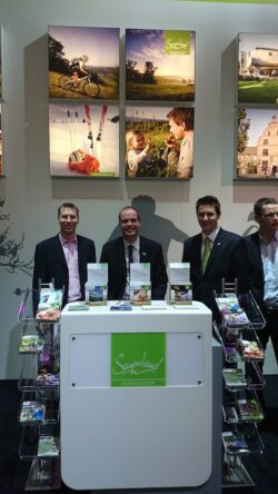 Am Stand des Sauerland-Tourismus e.V. (von links): Karuna Eckel, Geschäftsführer Frank Linnekugel und Stefan Rüppel (Sauerland Tourismus) - Bildquelle: Touristik-Gesellschaft Medebach mbH.