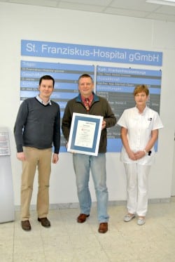 Von links: Ingo Weber (Qualitätsmanagement), Christian Jostes (Geschäftsführer) und Ulrike Berkenkopf (Pflegedienstleitung) freuen sich über das Zertifikat (Foto: St. Franziskus-Hospital gGmbH).