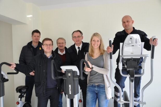 Frank Bertelsmeier, Revitalis Gesundheitszentrum, Fachbereichsleiter Joachim Elliger, Betriebsarzt Dr. Ingo Rehmann, Fachdienstleiter Robert Hu-semann, Sportstudentin Greta Boll und Feuerwehrmann Mirko Bluhm im Trai-ningsraum der Feuerwehr Lippstadt (Foto: Stadt Lippstadt).