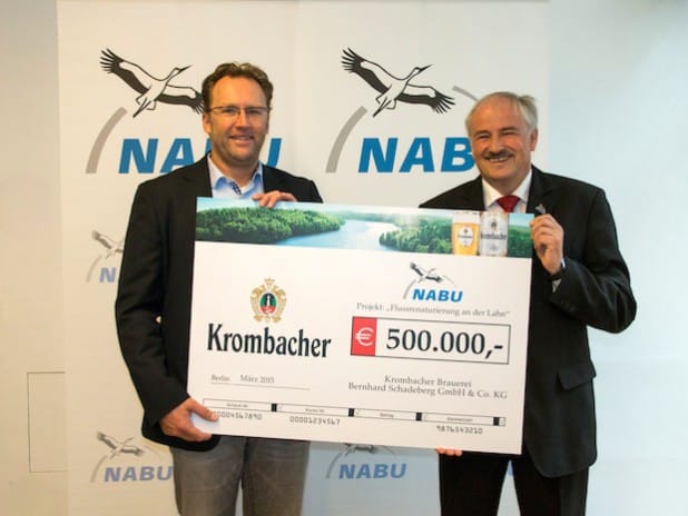 Von links nach rechts: Wolfgang Schötz (Leiter Vertriebsmarketing der Krombacher Brauerei) übergibt den symbolischen Spendenscheck in Höhe von 500.000 Euro an Olaf Tschimpke (Präsident des NABU) - Foto: Krombacher Brauerei.