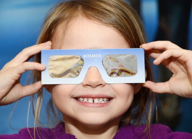 Die kleine Lena aus Warstein macht es richtig: Sie hat sich eine Schutzbrille gekauft, damit sie am Freitag die Sonnenfinsternis beobachten kann (Foto: Thomas Weinstock/Kreis Soest).