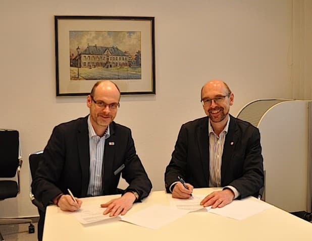 Bürgermeister Christof Sommer (l.) und der Vorstandsvorsitzende des Caritasverbandes für den Kreis Soest e.V., Peter Wawrik, bei der Unterzeichnung des Mietvertrages (Foto: Stadt Lippstadt).
