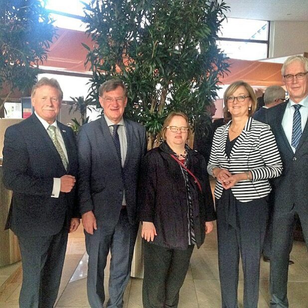 Stellvertretender Bürgermeister Franz Gausemeier (li.) sprach Maria van Deventer (2. re.) im Beisein von Udens Bürgermeister Henk Hellegers (2. v. li.) und Birgit Rubart vom Lippstädter Partnerschaftskomitee seinen Dank aus - Foto: Stadt Lippstadt.