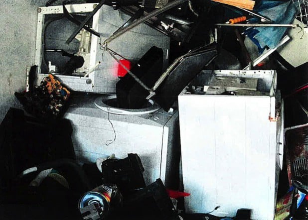 Immer wieder werden Elektro-Altgeräte ausgeschlachtet und landen unkontrolliert als wilde Ablagerungen irgendwo. In diesem Fall in einer Garage (Foto: Kreis Soest).