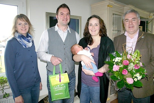 Das 500. Babybegrüßungspaket überreichten Bürgermeister Wolfgang Fischer (r.) und Familienmanagerin Jutta Maas (l.) an Jörg, Sabrina und Malina Günnemann (Foto: Stadt Olsberg).