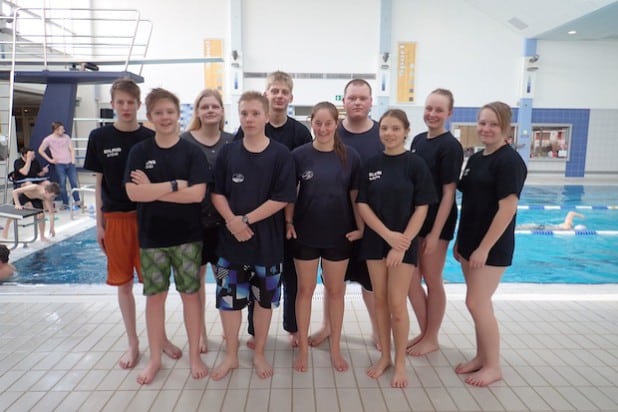 Alle Schwimmer und Schwimmerinnen der DLRG Drolshagen und ein Teil der Betreuer in Finnentrop (Foto: Michaela David, DLRG Drolshagen).