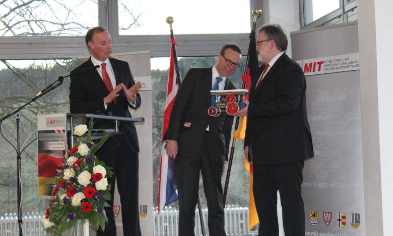 Foto: Dr. Matthias Heider (links) und MIT-Kreisvorsitzender Markus Scherer (rechts) übergaben dem britischen Botschafter als Andenken eine Dampfmaschine "Made in Südwestfalen". Foto: Sven Oliver Rüsche (sor)