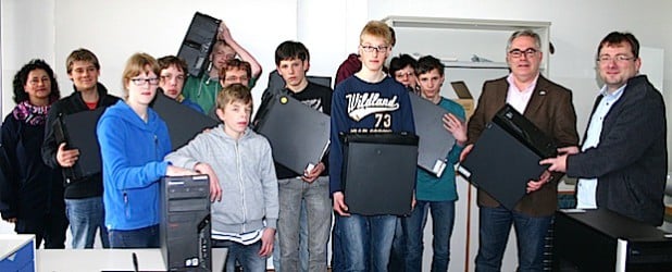 Bürgermeister Wolfgang Fischer (2.v.re.) übergab zwölf internetfähige Computer an die Schule an der Ruhraue (Foto: Stadt Olsberg).