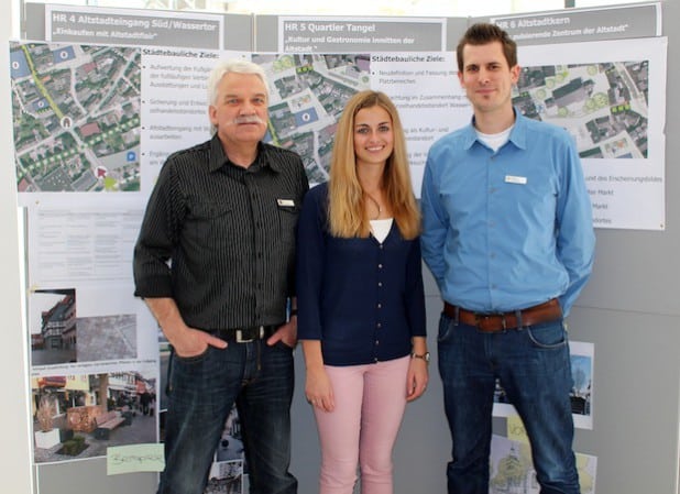 Die städtischen Mitarbeiter Uwe Waschke, Kristin Meyer und Markus Hohmann (v.l.) freuen sich auf viele interessierte Besucher im „Quartiersbüro“ (Foto: Hansestadt Attendorn).