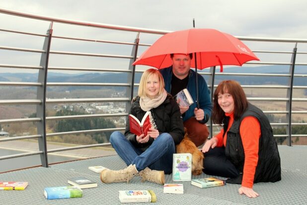Sie freuen sich auf den Vorlesewettbewerb am 26. April im Rathaus der Hansestadt Attendorn (von links): Organisatorin Isabell Hoffmann sowie die Jurymitglieder Achim Gandras und Barbara Elsaeßer (Foto: Hansestadt Attendorn).