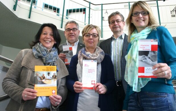 Laden zur Außensprechstunde der Caritas Brilon jeweils am zweiten Dienstag im Monat ein (v.li.): Maria Theresia Kupitz, Bürgermeister Wolfgang Fischer, Simone Geck, Norbert Märtin und Jutta Maas (Foto: Stadt Olsberg).