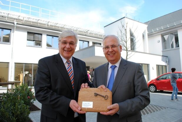 Symbolische Schlüsselübergabe durch Meschedes Bürgermeister Uli Hess (li.) an Landrat Dr. Karl Schneider: Die Martin-Luther-Schule dient als neue Unterkunft für VHS und Kreismusikschule in der Mescheder Kernstadt (Foto: Stadt Meschede).