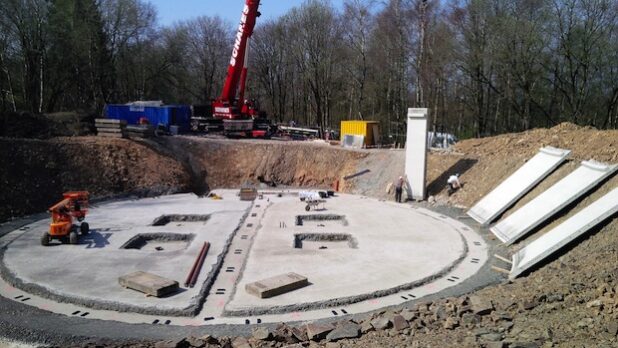 Mit dem Hochbau für den neuen Hochbehälter „an der Höh“ wurde am Donnerstag, 16. April 2015, begonnen. Der Abschluss der Arbeiten ist bis Anfang 2016 vorgesehen (Foto: Stadtwerke Lüdenscheid/ENERVIE).