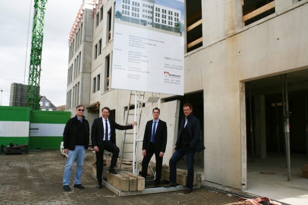 Dr. Michael Prinz, Bürgermeister Bernhard Baumann, Wirtschaftsjunior Florian Kapp und Baudezernent Wolfgang Weber (v.l.) waren jetzt zur Begutachtung des neuen Ärztezentrums im Bitzegarten in Neunkirchen (Foto: Gemeinde Neunkirchen).