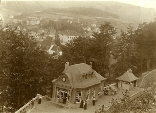 Der Bahnhof Plettenberg-Stadt mit Blick auf Plettenberg um 1910 (Foto: Kreisarchiv).