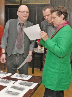 Schauten sich alte Fotos der noch nicht wieder aufgebauten Burg Altena an: (von links) Diplom-Archivar Ulrich Biroth, Fachdienstleiter Detlef Krüger und Kreisdirektorin Barbara Dienstel-Kümper (Foto: Hendrik Klein/Märkischer Kreis).