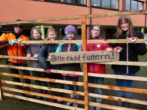 Stolz präsentieren Josefine, Madita, Hannah, Sina und Lina (von links) das erste Hordengatter, das sie selbständig zusammengebaut haben (Foto: Stadt Lippstadt).