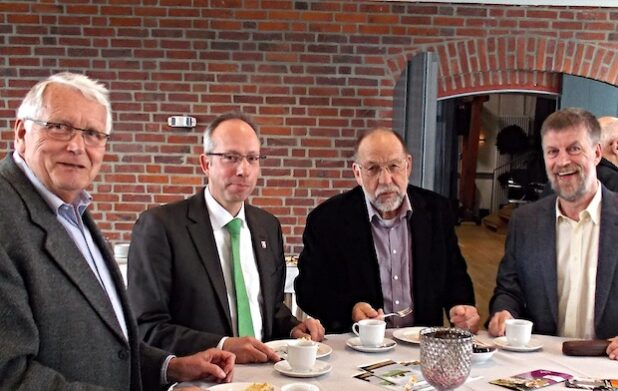 Small-Talk bei Kaffee und Kuchen vor der Sitzung in der Kulturscheune: (v. l.) Wilfried Arens, Stadtheimatpfleger Hamm, LWL-Direktor Matthias Löb, Peter Sukkau, Heimatpfleger des Kreises Soest, Dr. Peter Kracht, Heimatpfleger des Kreises Unna und Heimatgebietsleiter Hellweg (Foto: Kreis Soest).