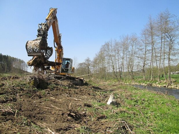 In Warstein-Sichtigvor fiel der Startschuss für Bauarbeiten für eine Flutrinne an der Möhne (Foto: Philipp Büngeler/Kreis Soest).