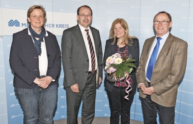 Vera Besser (2.v.r.) wurde von Anja Tadday-Schilchtig, Landrat Thomas Gemke und Fachbereichsleiter Eckehard Beck verabschiedet (Foto: Hendrik Klein/Märkischer Kreis).