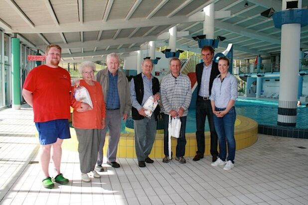 Bademeister Matthias Späth (links), die Bäderbeauftragte Sandra Wollin (rechts) und der Geschäftsführer des Familienbades Wolfgang Weber (2. v. r.) gratulierten den Badgästen aus Neunkirchen, Herdorf und Wilsdorf, Dieter Hommerich (3. v. r.), Georg Düber (2. v. r.) und dem Ehepaar Vitt (Foto: Gemeinde Neunkirchen).