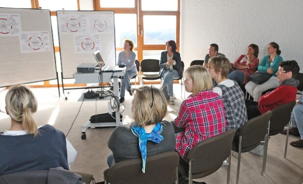 In kleineren Gruppen konnte jede Schule sich und ihr pädagogisches Konzept vorstellen (Foto: Hendrik Klein/Märkischer Kreis).