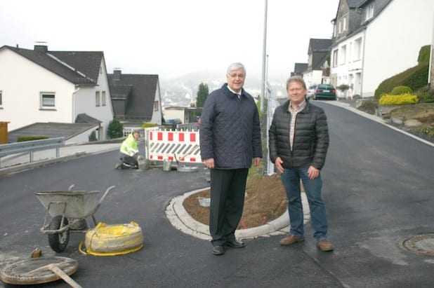 Bürgermeister Uli Hess und Bauleiter Andreas Fresen in der Hünenburgstraße: Die Sanierung ist so gut wie abgeschlossen (Foto: Stadt Meschede).