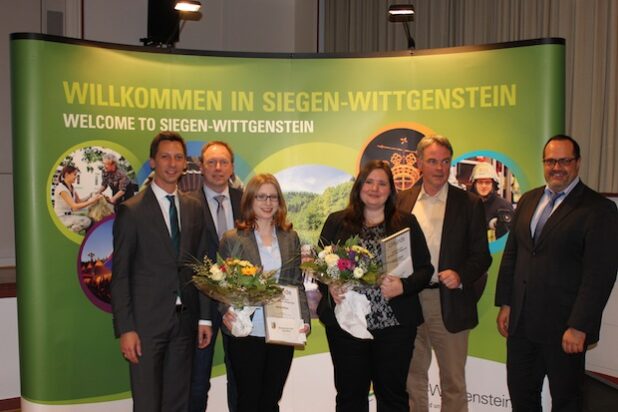 Landrat Andreas Müller (l.), PD Dr. Hans Graßl (2.v.l.), Univ.-Prof. Dipl.-Ing. Architekt Peter Karle (2.v.r.) und Prof. Dr.-Ing. Peter Haring Bolivar (r.) freuten sich mit den Preisträgerinnen Jana Klein (3.v.l.) und Ulrike Seppi (3.v.r.).